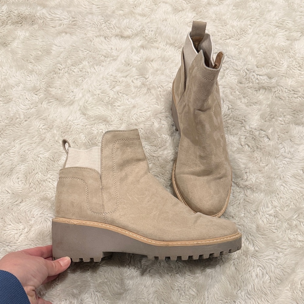 Dolce Vita Rango suede ankle Chelsea boot‎ Woman’s Size 9